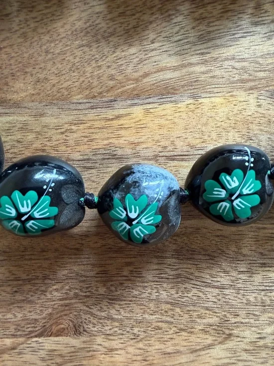 Hawaiian Kukui Nut Lei Green & Black Color Hibiscus Flower Necklace - Picture 3 of 4